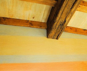 Dettagli di intonaci in terra cruda per bioedilizia